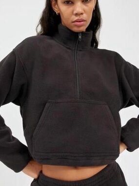 TNA - Cropped Fleece in Black